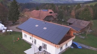 Haus mit Panels auf dem Dach Haus mit Panels auf dem Dach