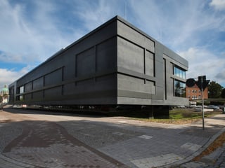Ein dunkles Betongebäude.