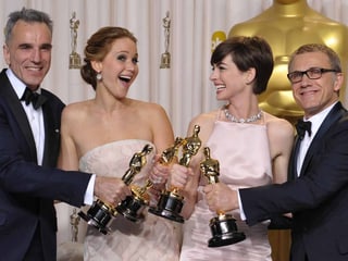 Die vier Schaupsieler posieren mit ihren Auszeichnungen in der Hand. 