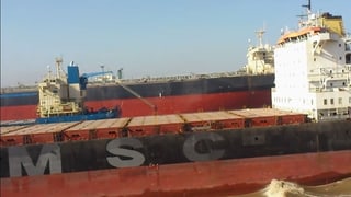 Schiffswrack. Auf der Seite liest man die Initialen MSC. Schiffswrack. Auf der Seite liest man die Initialen MSC.