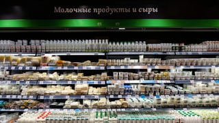 Zu sehen ist ein Kühlregal der Supermarktkette Vkusvil.