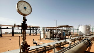 Pipline in de libyschen Wüste mit Druckmesser im Vordergrund.