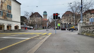 Ein Velo biegt nach rechts ab Ein Velo biegt nach rechts ab