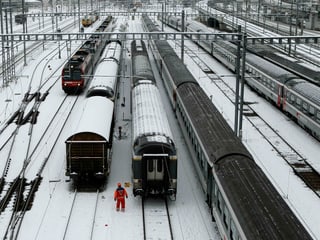 Der Hauptbahnhof in Zürich liegt unter ein dünnen Schneedecke.