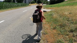 Frau läuft an Strasse entlang Frau läuft an Strasse entlang