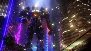 Riesiger Roboter in einer nächtlichen Stadt.