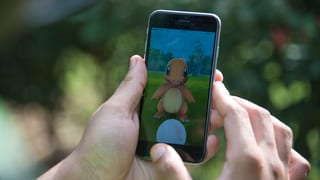 Handy, auf dem Bildschirm eine Animationsfigur, zwei Hände halten das Handy. 