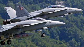 FA-18-Kampfflugzeuge der Schweizer Armee fliegen über Schweden bei einer Präsentation 2012. (reuters)