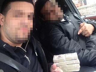 Zwei Männer präsentieren stolz ein Bündel von Dollarnoten