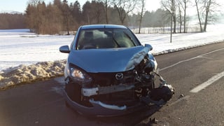 Autounfall: Eingedrückter blauer Kleinwagen