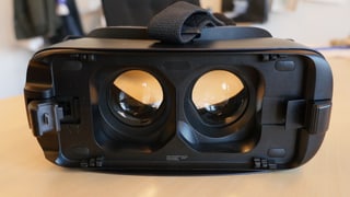 Die Samsung Gear VR ein schwarzer Kasten mit zwei Linsen. 