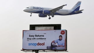 Ein Flugzeug fliegt über eine Werbetafel für einen Online-Händler.