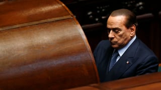 Berlusconi beim Verlassen des Parlaments.