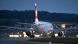 Flugzeug auf Startpiste.