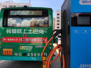 Bus an Tankstelle. Bus an Tankstelle.