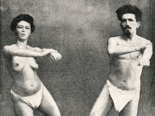 Eine Frau und ein Mann turnen und haben dabei nur Unterhosen an.