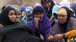 Eine Gruppe von weiblichen Flüchtlingen in einem Auffanglager bei Tripolis. 