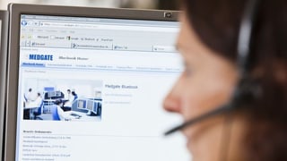 Frau mit Headset vor Bildschirm