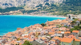 Dorf vor Meer und Strand Dorf vor Meer und Strand