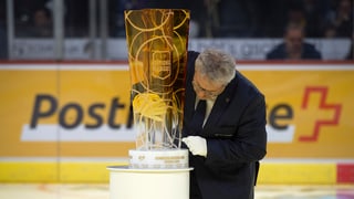 Der Meisterpokal der Schweizer Eishockeymeisterschaft steht auf einem Sockel.