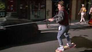 Ein Junge schwebt mittels eines Skateboards ohne Räder.