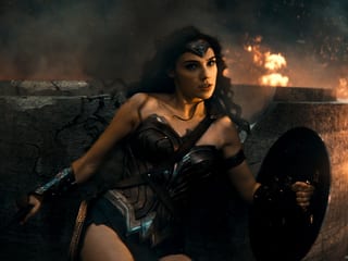 Wonder Woman mit Schwert und Schild.