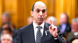 Kanadas Sicherheitsminister Steven Blaney hebt den Zeigefinger. Kanadas Sicherheitsminister Steven Blaney hebt den Zeigefinger.