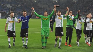 Die Spieler von Borussia Mönchengladbach lassen sich von den Fans feiern.