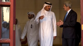 John Kerry im Gespräch mit Tamim bin Hamad Al Thani. John Kerry im Gespräch mit Tamim bin Hamad Al Thani.