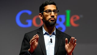 Der neue Google-Chef Sundar Pinchai spricht bei einer Präsentation auf der Bühne
