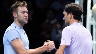 Jack Sock gratuliert Roger Federer zum Sieg. 