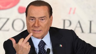 Berlusconi gestikulierend.