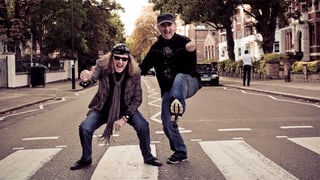 Chris von Rohr (links) und Marc Storace von Krokus auf dem Zebrastreifen vor dem legendären Beatles-Studio in London. 