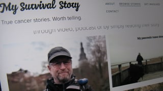 Bildschirmaufnahme, auf der «My survival Story. True cances stories. Worth telling» steht. Zudem ein Foto von einem Mann, der lächelnd in die Kamera schaut. 
