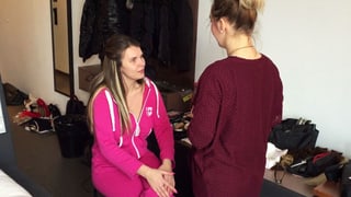 Zwei Frauen sprechen miteinander Zwei Frauen sprechen miteinander