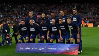 Die Barcelona-Stars posieren mit Dembélé-Shirts.