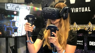 Martina Gassner mit VR-Brille und zwei Controllern. Martina Gassner mit VR-Brille und zwei Controllern.