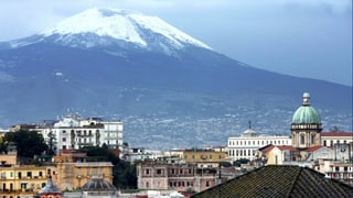 Im Vordergrund die Stadt Neapel, dahinter der Vulkan Vesuv.