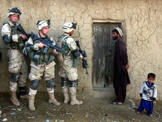 Ein Afghane und sein Sohn mit US-Soldaten, 2002.