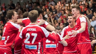 Die Schweizer Handball-Nationalmannschaft jubelt über den Sieg gegen Estland.