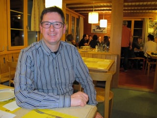Norbert Näf Regierungskandidat AR sitz in einem Restaurant