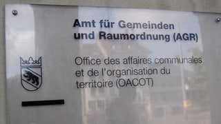 Schild mit Aufschrift «Amt für Gemeinden und Raumordnung»
