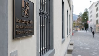 Das Schild am Eingang zum Bündner Kantonsgericht.