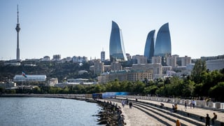 Sicht auf die Altstadt der aserbaidschanischen Hauptstadt Baku mit dem Hochhauskomplex Flame Towers am 09. Juni 2021. 