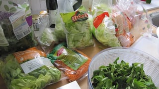 Verschiedene frische und abgepackte Salate