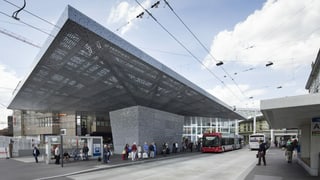 Ein Bus fährt in den Busbahnhof in Winterthur ein.