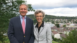 Ueli Studer und Katrin Sedlmayer, im Hintergrund Köniz Zentrum und der Könizberg.