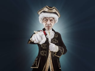 Ein barock verkleideter Mann zeigt mit dem Finger auf den Betrachter. 