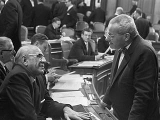 Alfred Rasser (links im Bild) mit Max Bill am 4.12.1967 im Nationalrat in Bern.