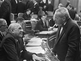 Alfred Rasser (links im Bild) mit Max Bill am 4.12.1967 im Nationalrat in Bern. Alfred Rasser (links im Bild) mit Max Bill am 4.12.1967 im Nationalrat in Bern.
